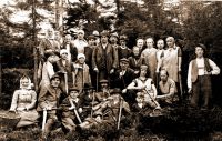 Zdobničtí lesní dělníci (hajný Reinelt a za ním Heinrich Wenzel) - okolo r. 1931